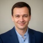 Портрет уверенного бизнесмена компании АвтоЛига 63 на нейтральном фоне для сайта аренды спецтехники